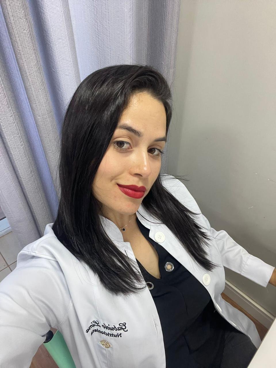 Gabriele Lima em ambiente de consulta nutricional.