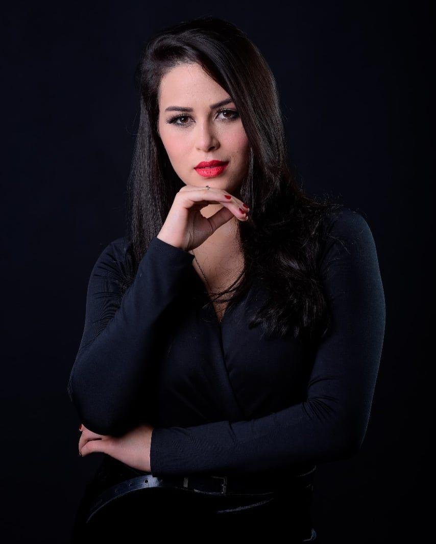 Gabriele Lima em retrato profissional de meio corpo.